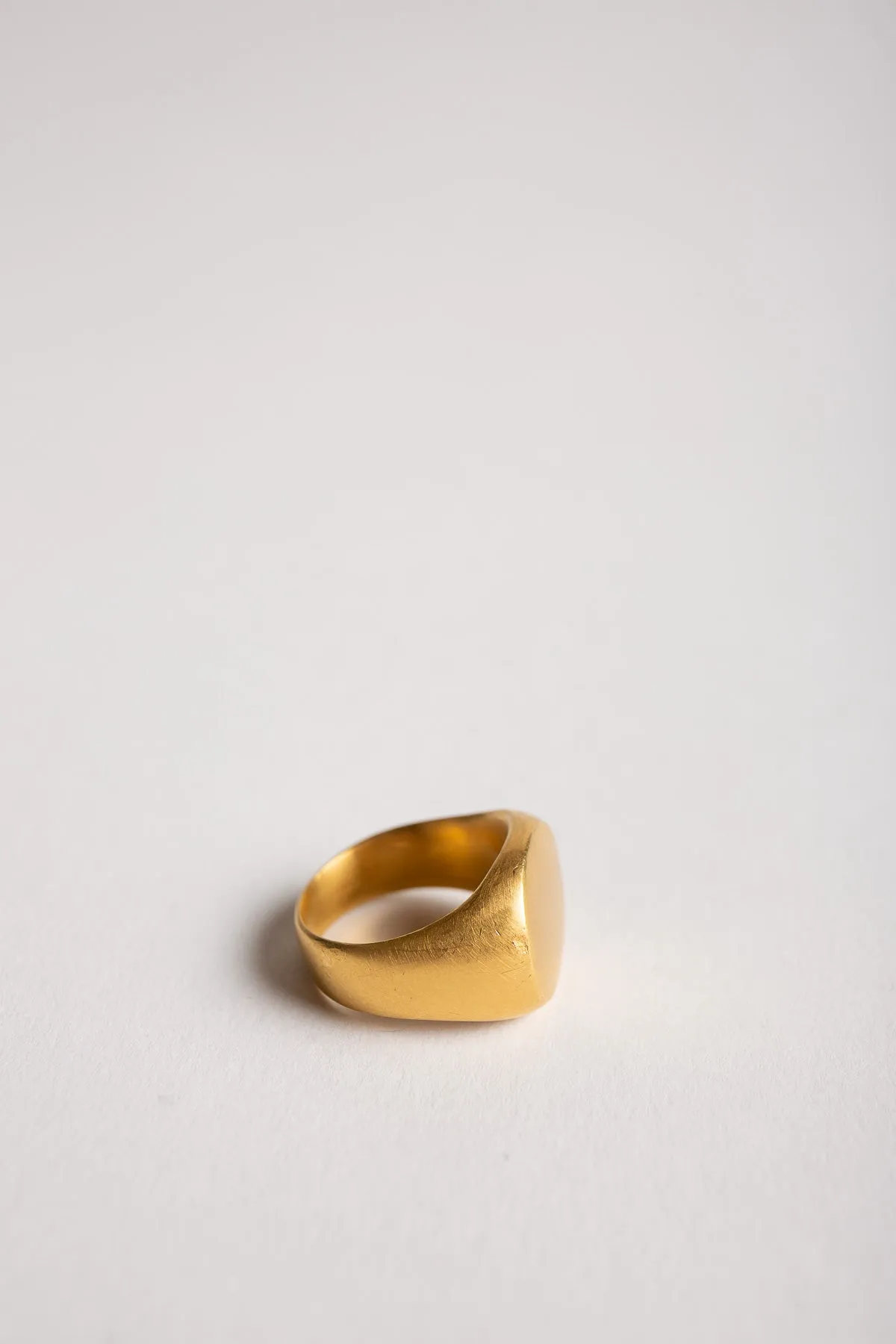 ELI HALILI | 22K OVAL SIGNET RING