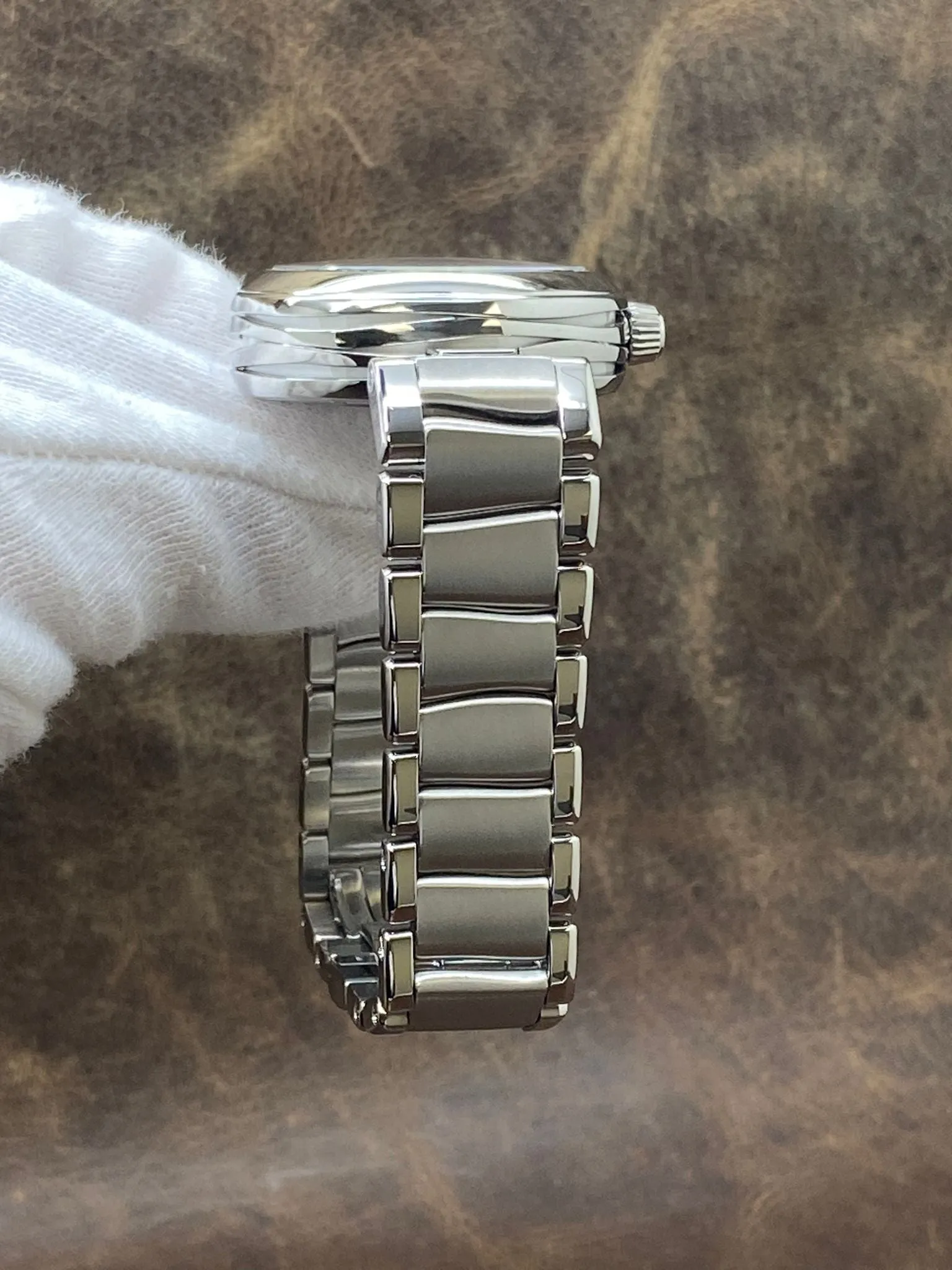 Omega Ladymatic 425.33.34.20.55.001  MOP Diamond Dial Automatic Women's Watch
